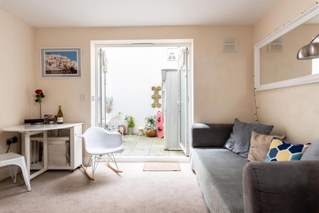 Little Brighton Beach Apartments - Also Separate Spa Cabin And Watersports Exteriér fotografie