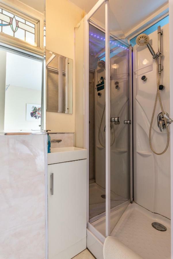 Little Brighton Beach Apartments - Also Separate Spa Cabin And Watersports Exteriér fotografie